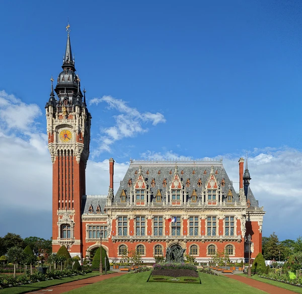 Vue caractéristique de Calais montrant des éléments architecturaux ou paysagers emblématiques de la ville (façades du front de mer, architecture portuaire traditionnelle, ou perspectives urbaines de la commune), en lumière naturelle claire, accompagnée d'une maison résidentielle locale moderne avec une structure métallique intégrée (carport, pergola ou portail en métal) visible en avant-plan ou contexte, capturant à la fois l'environnement local et l'application concrète des solutions de métallerie de HC CONCEPT dans la région, sans texte ni overlay visible.